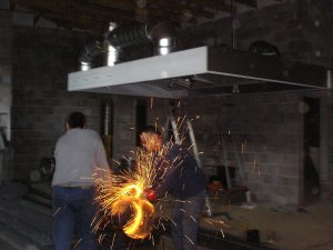 Chantier d'installation de la cuisson. Restaurant 2 étoiles Le Parc, Franck Putelat, à Carcassonne. Réalisation Fidec, cuisiniste et frigoriste professionnel.