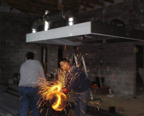 Chantier d'installation de la cuisson. Restaurant 2 étoiles Le Parc, Franck Putelat, à Carcassonne. Réalisation Fidec, cuisiniste et frigoriste professionnel.