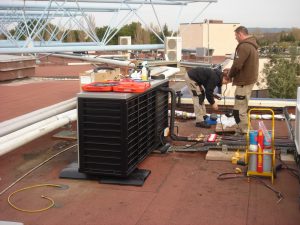 Installation de la centrale de froid. Les Grands Buffets à Narbonne. Réalisation Fidec, cuisiniste et frigoriste professionnel.