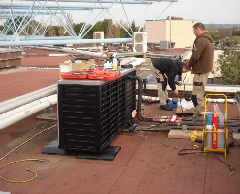 Installation de la centrale de froid. Les Grands Buffets à Narbonne. Réalisation Fidec, cuisiniste et frigoriste professionnel.