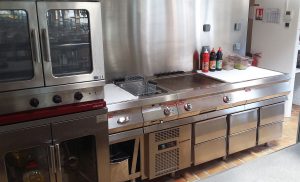 Snacking au bar. Réserve Africaine de Sigean. Réalisation Fidec, cuisiniste et frigoriste professionnel.