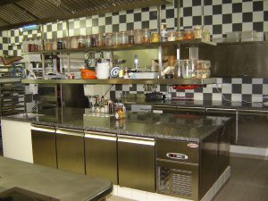 Espace préparation. Restaurant 2 étoiles Le Parc, Franck Putelat, Carcassonne. Réalisation Fidec, cuisiniste et frigoriste professionnel.