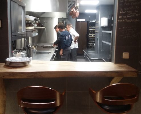 Cuisine ouverte sur la salle. Restaurant 1 étoile Octopus, à Béziers. Réalisation Fidec, cuisiniste et frigoriste professionnel.
