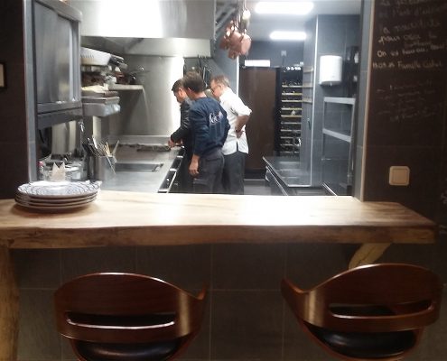 Cuisine ouverte sur la salle. Restaurant 1 étoile Octopus, à Béziers. Réalisation Fidec, cuisiniste et frigoriste professionnel.