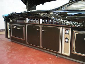 Livraison du fourneau pour la rôtisserie. Les Grands Buffets, à Narbonne. Réalisation Fidec, cuisiniste et frigoriste professionnel.