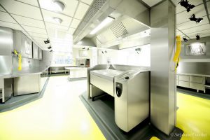 Cuisine de production. Les Grands Buffets, à Narbonne. Réalisation Fidec, cuisiniste et frigoriste professionnel.