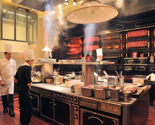 Cuisine rôtisserie ouverte sur la salle. Les Grands Buffets, à Narbonne. Réalisation Fidec, cuisiniste et frigoriste professionnel.