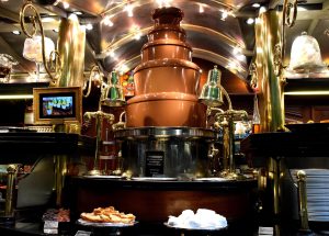 Création exclusive et sur mesure d'une fontaine de chocolat. Les Grands Buffets, à Narbonne. Réalisation Fidec, cuisiniste et frigoriste professionnel.
