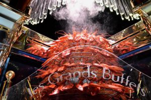 Fabrication exclusive et sur mesure d'un "cône" réfrigéré couplé à un arrosage de givre en continu. Cascade de homards, Les Grands Buffets, Narbonne. Réalisation Fidec, cuisiniste et frigoriste professionnel.