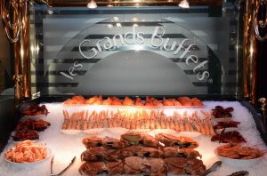 Étagères réfrigérées créées sur mesure pour les crustacés. Les Grands Buffets, Narbonne. Réalisation Fidec, cuisiniste et frigoriste professionnel.