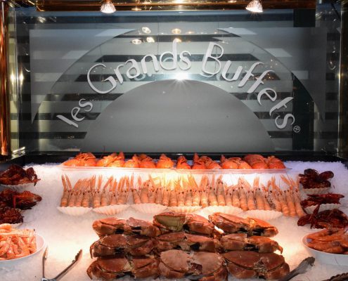 Étagères réfrigérées créées sur mesure pour les crustacés. Les Grands Buffets, Narbonne. Réalisation Fidec, cuisiniste et frigoriste professionnel.