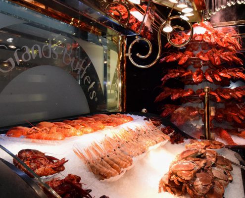 Étagères réfrigérées créées sur mesure pour les crustacés. Les Grands Buffets, Narbonne. Réalisation Fidec, cuisiniste et frigoriste professionnel.